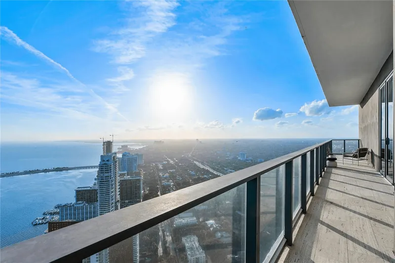 Varanda de apartamento com vista para a baía de Miami